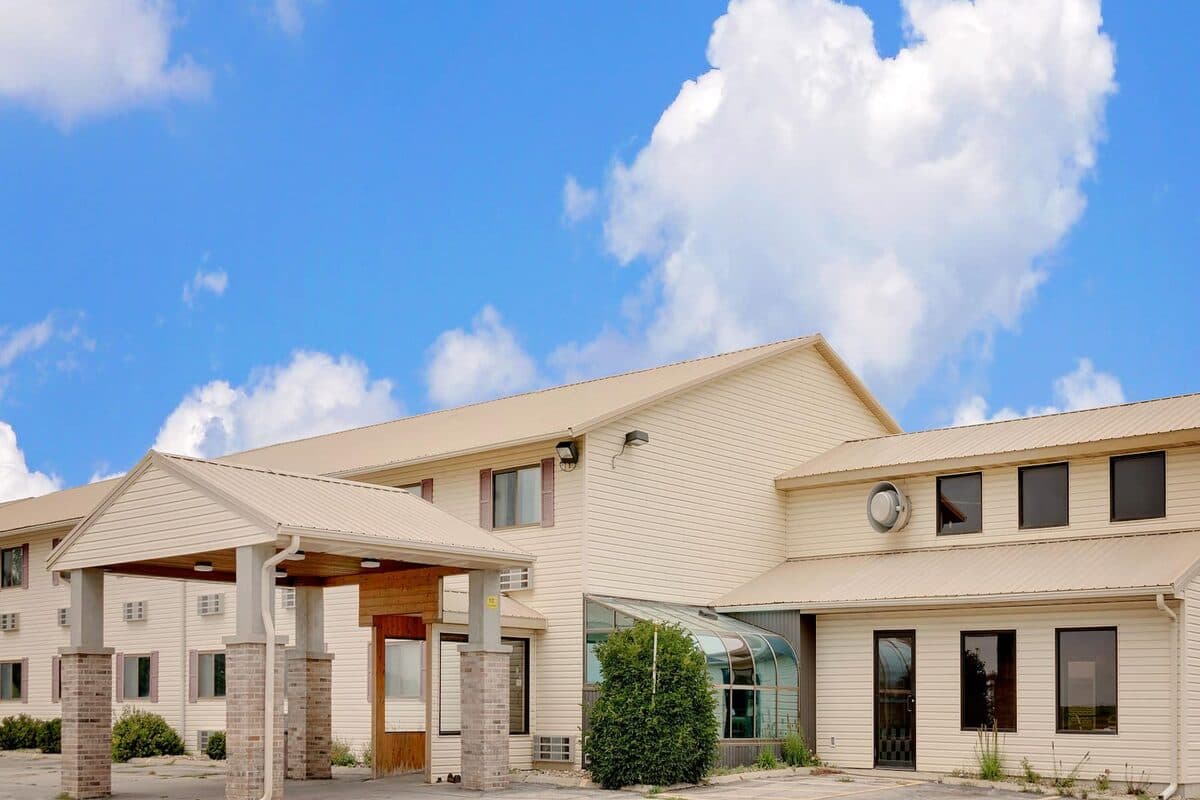 Exterior of Super 8 by Wyndham in Iowa Falls, Iowa.