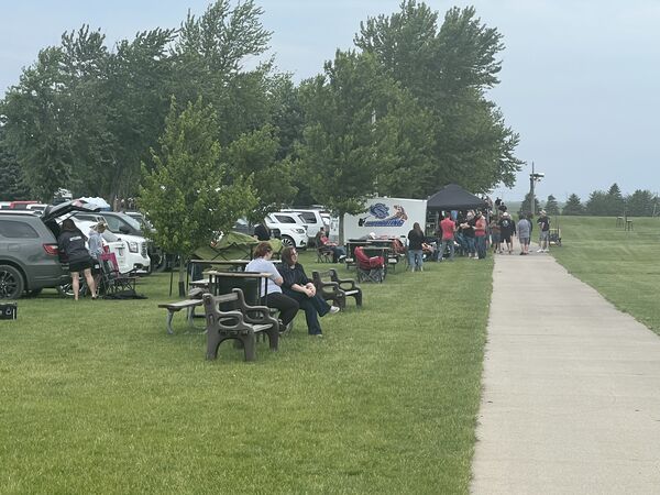 Room to spread out. Folks tailgating in the shade between rounds.